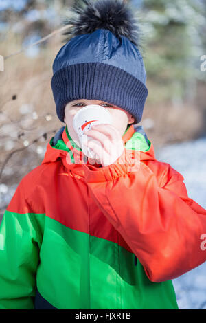 Little Boy di bere Foto Stock