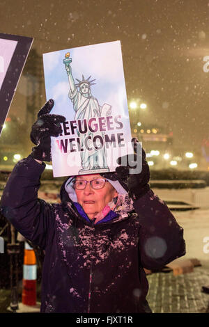 Detroit, Michigan, Stati Uniti d'America. 3 Marzo, 2016. Lavoro e attivisti della comunità rally vicino al sito del repubblicano candidati presidenziali" del dibattito, opponendosi soprattutto la parte anteriore-runner, Donald Trump. Credito: Jim West/Alamy Live News Foto Stock