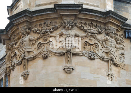 Sculture in pietra sul vecchio Istituto Indiano costruzione / Storia biblioteca di Facoltà, Università di Oxford. Inghilterra Foto Stock