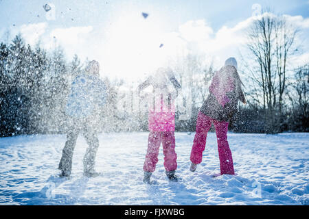 Famiglia tirare palle di neve Foto Stock