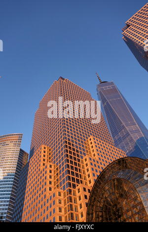 La riflessione di il tramonto sulla città di New York Grattacieli al posto di Brookfield, New York, NY, STATI UNITI D'AMERICA. Foto Stock