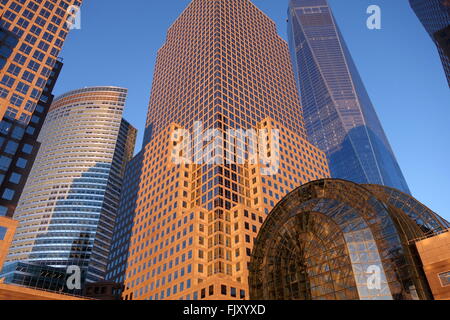 La riflessione di il tramonto sulla città di New York Grattacieli al posto di Brookfield, New York, NY, STATI UNITI D'AMERICA. Foto Stock