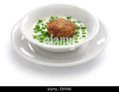 Piselli verdi fozelek (spessa stufato vegetale) e fasirt (polpette fritte), cucina ungherese Foto Stock