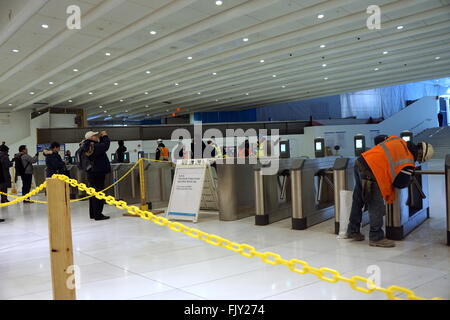 La città di New York, Stati Uniti d'America. 3 Marzo, 2016. NYC transito di lavoratori in preparazione per la grande apertura del nuovo World Trade Center (WTC) Trasporto Hub, occhio. Credito: stillbeyou/Alamy Live News Foto Stock