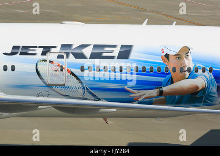 Japan Airlines (JAL) aeromobile jet-KEI sta parcheggiato a Tokyo International Airport il 4 marzo, 2016, Tokyo, Giappone. La speciale aeromobile jet-KEI (JL043) ha fatto il suo volo inaugurale invio off nazionale giapponese del team di Tennis tra cui star player Kei Nishikori, la cui immagine è in primo piano sul Boeing 777-300ER craft, da Haneda a Londra Heathrow per la prossima Coppa Davis inizio marzo 4th. © Rodrigo Reyes Marin/AFLO/Alamy Live News Foto Stock