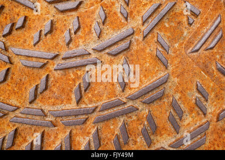 Modello a rilievo di rusty chiusino in close-up Foto Stock