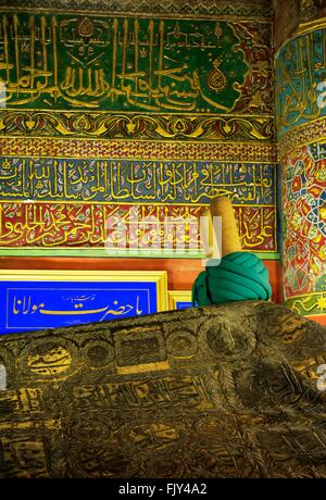 Museo di mevlana, città di Konya, Turchia. brocade sarcofago coperto di persiano mistica sufi mevlana aka jalal ad-din muhammad rumi Foto Stock