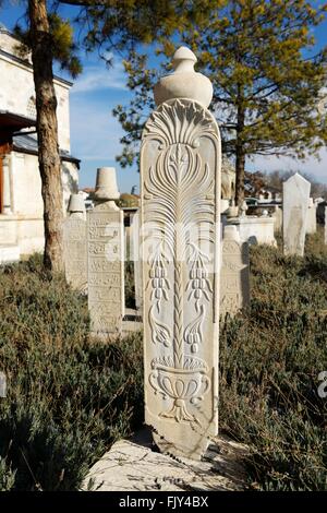 Museo di mevlana, città di Konya, Turchia. ornati tomba bianca lastre contrassegnare il sufi reed e flauto ney giocatori derviscio armato tombe Foto Stock