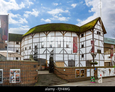 Il Globe Theatre di Shakespeare sulla riva sud del Tamigi, Southwark, Londra, Inghilterra, Regno Unito Foto Stock