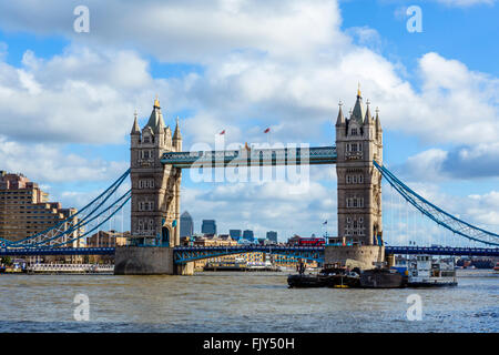 Il Tower Bridge da Banca del Sud con i grattacieli di Canary Wharf in distanza, London, England, Regno Unito Foto Stock