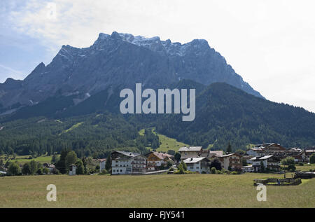 Massiccio zugspitze visto oltre ehrwald da ovest, ehrwald, alpi austriache, Austria. Foto Stock