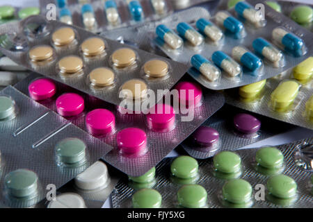 Capsule e pillole colorate blister confezioni, medicamenti pillole compresse Foto Stock