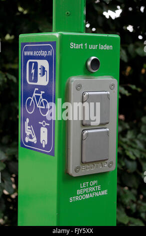 Un veicolo elettrico punto di carica accanto il Kasteel Heeswijk, una del XII secolo il castello di Heeswijk, Noord-Brabant, Paesi Bassi. Foto Stock