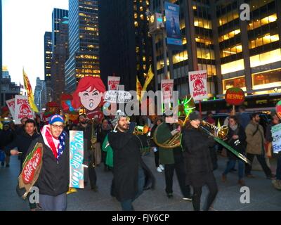 Lavoratori' voce NYC marzo presso gli uffici di Wendy's Presidente Nelson Peltz, nella loro lotta per i lavoratori agricoli e di tutti i diritti dei lavoratori, con fiera Food alleati provenienti da tutta New York per il kick off questo anno di grande mobilitazione, il 2016 lavoratori Tour vocale. (Foto Mark Apollo/Pacific Stampa) Foto Stock