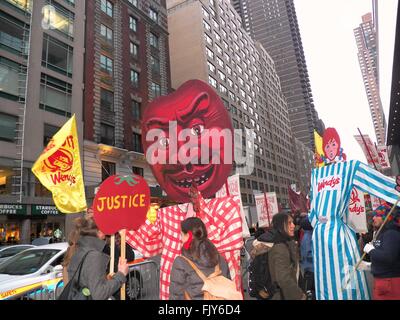 Lavoratori' voce NYC marzo presso gli uffici di Wendy's Presidente Nelson Peltz, nella loro lotta per i lavoratori agricoli e di tutti i diritti dei lavoratori, con fiera Food alleati provenienti da tutta New York per il kick off questo anno di grande mobilitazione, il 2016 lavoratori Tour vocale. (Foto Mark Apollo/Pacific Stampa) Foto Stock