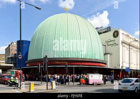 I visitatori in coda al di fuori del Museo delle Cere di Madame Tussauds a Londra, Regno Unito. Foto Stock