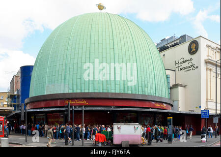 I visitatori in coda al di fuori del Museo delle Cere di Madame Tussauds a Londra, Regno Unito. Foto Stock