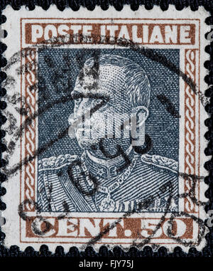 Francobollo raffigurante l'immagine di re Vittorio Emanuele III, rilasciato dal Regno di Italia del 50 per cento. Foto Stock