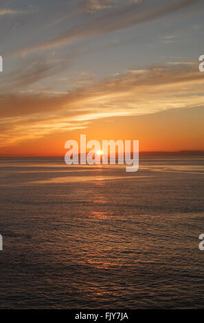 Arancione tramonto su Isola Catalina in un oceano di calma in Laguna Beach, nel sud della California, Stati Uniti Foto Stock