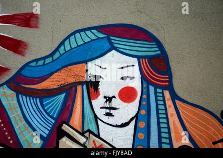 Street Art graffiti dipinto di rosso e bianco scudo con star Belgrade Serbia Foto Stock