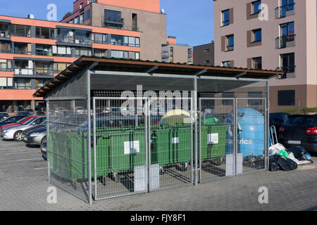 È corretta la città moderno concetto di servizio. Ecologico verde di rifiuti i contenitori e le cisterne sono bloccati dietro un Foto Stock