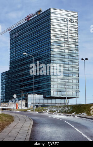 VILNIUS, Lituania - 13 febbraio 2016: Nuovo ufficio del Baltico di DNB bank building in città d'inverno. Bank è stata fondata nel 1822. Divieto Foto Stock