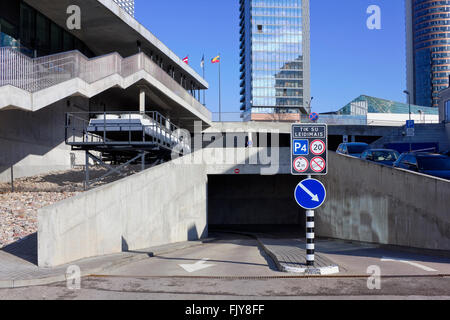 VILNIUS, Lituania - 13 febbraio 2016: Moderno parcheggio sotterraneo nella città di Vilnius. La media annuale di stipendio lordo in Viln Foto Stock