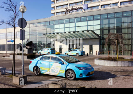 VILNIUS, Lituania - 13 febbraio 2016: ciano smart taxi aspettano i passeggeri vicino al Radisson Blu Hotel. Radisson Hotels è un inte Foto Stock