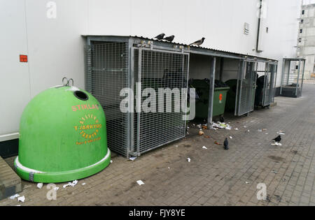 VILNIUS, Lituania - 13 febbraio 2016: Garbage dump e contenitori vicino negozio di un grande lituano rete di distribuzione IKI. Pro Foto Stock