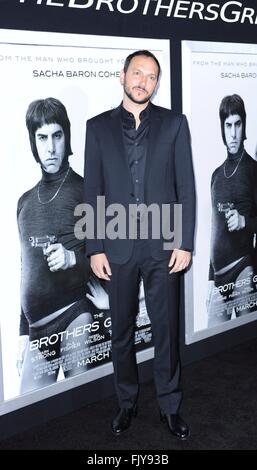 Los Angeles, CA, Stati Uniti d'America. 3 Mar, 2016. Louis Leterrier presso gli arrivi per i fratelli GRIMSBY Premiere, il Regency Village Theatre di Los Angeles, CA 3 marzo 2016. Credito: Elizabeth Goodenough/Everett raccolta/Alamy Live News Foto Stock