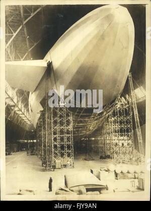 1934 - Navy è di nuovo dirigibile armati si avvicina al completamento. Gli operai sono mostrati mettendo uno dei giganti delle alette del timone in posizione di U.S. La marina è di nuovo aria armati Leviatano, ''Macon'' blimp, che è in via di completamento presso l'impianto Goodyear-Zeppelin a Akron, Ohio, U.S.A. Il Macon è la nave gemella al Museo della Portaerei U.S.S. Akron e quando completato darà la marina le due più grandi e più moderni dirigibili armati nel mondo. © Keystone Pictures USA/ZUMAPRESS.com/Alamy Live News Foto Stock