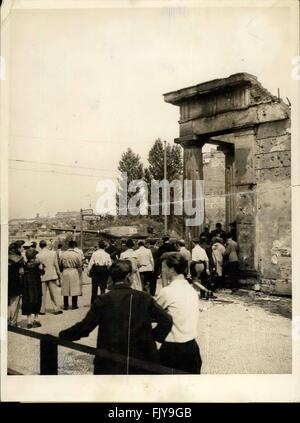 1952 - Dimostrazioni e tumulti a Berlino Est. - Occupazione sovietica truppe entrare in azione contro la popolazione civile. Dimostrazioni di pesanti e street-scontri si sono verificati a Berlino quando gli operai residenti a Berlino Est si ribellò contro il tedesco orientale ''Blood-Regime''. Confidando che il Soviet Alto Commissario, Semjonov, potrebbe rimuovere immediatamente il governo Ulbricht-Grotewohl, gli operai rose-up e chiedevano libertà di parola e di de-attivazione del ''la gente di polizia". Per la sorpresa di molti dimostranti, la città russa il comandante ha ordinato un serbatoio-brigata nell'area minacciata in ordine Foto Stock