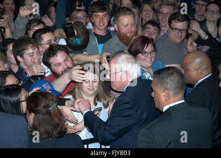 Lawrence, Kansas, USA, 3 marzo, 2016 candidato presidenziale democratico senatore del Vermont Bernie Sanders funziona la linea di corda dopo egli ha parlato a una folla di oltre quattro mila per la maggior parte giovani in un rally questa sera in Lawrence, Kansas Credit: mark reinstein/Alamy Live News Foto Stock