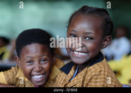 Johannesburg Gauteng, Sud Africa. 27 gennaio, 2016. Venti anni dopo la democrazia più bambini neri in Sud Africa continuano a ricevere una formazione che li condanna per la sottoclasse della società sudafricana, dove la povertà e la disoccupazione sono la norma e non l'eccezione. In Sud Africa ci sono diversi programmi, presentati da organizzazioni come la camera da letto, scriverlo SA e molti altri che sono volte a migliorare il tasso di alfabetizzazione. In Sud Africa, di 100 bambini che iniziano il grado 1, 48 scriverà GR12 esami, 36 passerà, 14 si qualificheranno per accedere all'università, 7 completeranno il loro grado Foto Stock