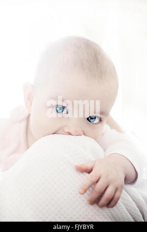 Bellissima bambina nella sua madre di braccia Foto Stock