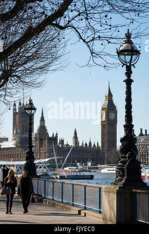 Big Ben case di Parlament embankment London Inghilterra England Foto Stock