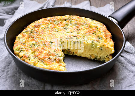 La frittata in una padella. In stile country Foto Stock