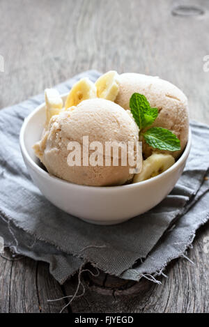 Gelato alla banana nella ciotola sul paese tabella Foto Stock