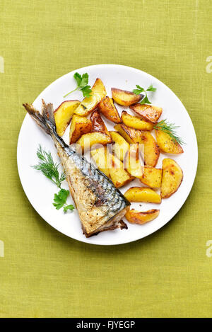 Patate arrosto cunei e sgombro pesce, vista dall'alto Foto Stock