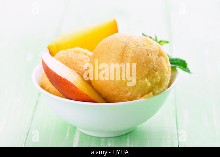 Confettura di albicocche pesche gelato e fette, vista ravvicinata Foto Stock