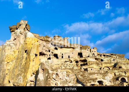 Parte della scogliera abitazione complesso di antiche chiese cristiane e case nel villaggio di Cavusin vicino a Goreme, Cappadocia, Turchia Foto Stock