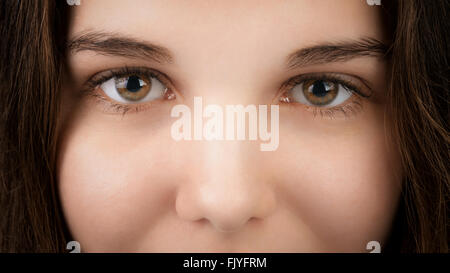 Closeup Ritratto di giovane donna con gli occhi di nocciola Foto Stock