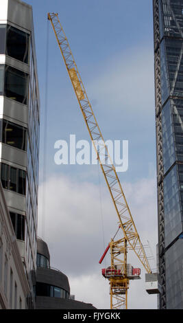 Una gru è visibile tra edificio per uffici nella città di Londra, Gran Bretagna Marzo 3, 2016. Copyright Fotografia - Giovanni Voos Foto Stock