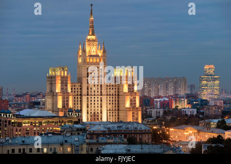 Vista panoramica sulla sommità dei grattacieli di Stalin sulla Piazza Kudrinskaya Presnensky e distretto di Mosca Foto Stock