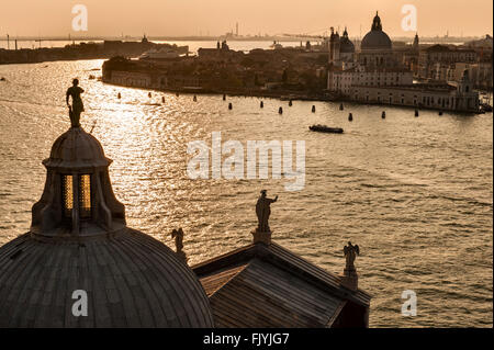 Venezia, Italia. Vista dal campanile di San Giorgio Maggiore al tramonto, guardando attraverso il canale della Giudecca a Dorsoduro Foto Stock