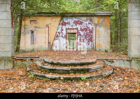 Rovinato vecchia casa nel bosco Foto Stock