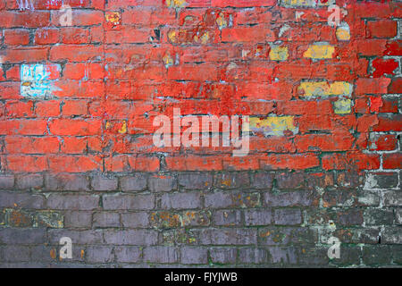 Weathered texture della vecchia macchiati di colore marrone scuro e rosso mattone parete , grungy blocchi verniciato metà Foto Stock