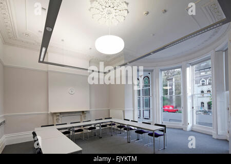 Tyndalls Park Road, ristrutturazione dell'insegnamento universitario e spazi di amministrazione. Soffitto in gesso. Foto Stock
