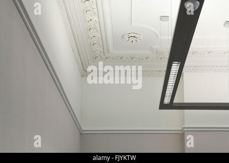 Tyndalls Park Road, ristrutturazione dell'insegnamento universitario e spazi di amministrazione. Soffitto in gesso. Foto Stock