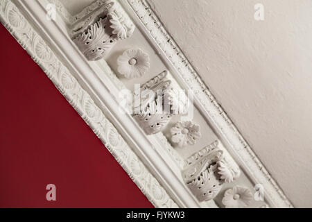 Tyndalls Park Road per la ristrutturazione dell'insegnamento universitario e spazi di amministrazione intonaco decorativo dettagli su pareti e Foto Stock